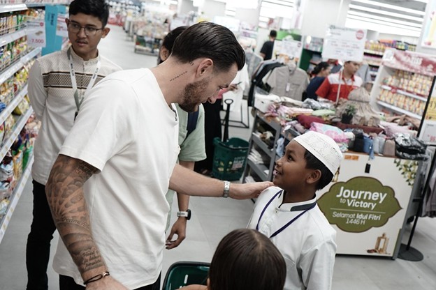 Marc Klok membantu adik-adik Yatim memilih pakaian untuk Lebaran Idulfitri 1446 H di Lotte Mart Kuningan City, Jakarta Selatan, Sabtu (22/03/2025).