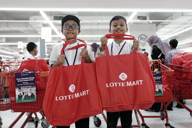 belanja bareng yatim bersama bts army indonesia dan marc klok1 dompet dhuafa Terukir kegembiraan pada wajah adik-adik Yatim usai belanja kebutuhan Ramadan dan persiapan Idulfitri.