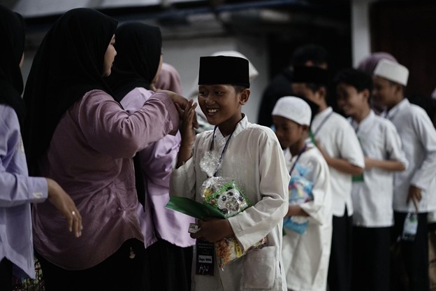 belanja bareng yatim bersama bts army indonesia dan marc klok10 dompet dhuafa Tak hanya berbelanja, adik-adik juga menerima santunan, bingkisan dan paket sembako untuk dibawa pulang.