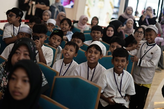 belanja bareng yatim bersama bts army indonesia dan marc klok3 dompet dhuafa Keseruan adik-adik Yatim menyimak talkshow dari keempat narasumber inspiratif, sebelum beralih ke sesi belanja, Sabtu (22/03/2025).