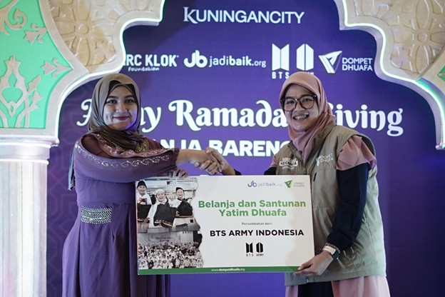 belanja bareng yatim bersama bts army indonesia dan marc klok4 dompet dhuafa Simbolisasi kegiatan Belanja Bareng Yatim bersama Perwakilan Army BTS Indonesia, Avy dan Ketua Pelaksana Program Ramadan, Rina Fatimah di Kuningan City.