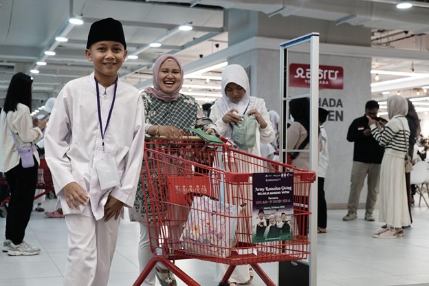belanja bareng yatim bersama bts army indonesia dan marc klok6 dompet dhuafa Kegembiraan wajah adik-adik Yatim saat berbelanja secara gratis di Lotte Mart bersama Army BTS Indonesia.