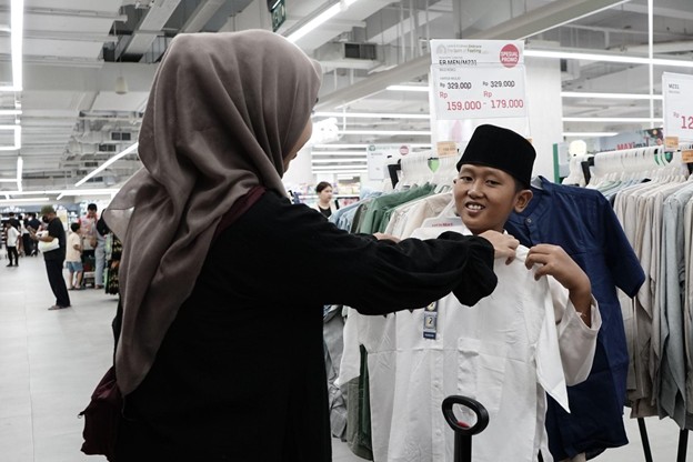 belanja bareng yatim bersama bts army indonesia dan marc klok7 dompet dhuafa Momen seru saat berbelanja pakaian untuk persiapan lebaran Idulfitri.