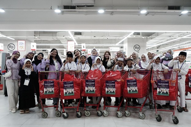 belanja bareng yatim bersama bts army indonesia dan marc klok9 dompet dhuafa Usai belanja, Army BTS Indonesia dan adik-adik Yatim foto bersama di Lotte Mart Kuningan City, Jakarta Selatan.