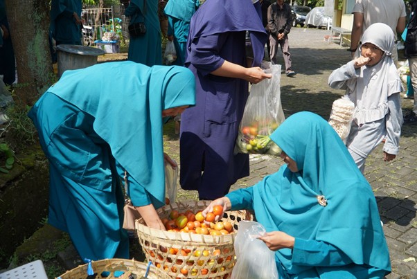 berbagi sayur gratis1 dompet dhuafa Dompet Dhuafa Jawa Tengah membagikan sayuran dari petani kepada masyarakat Semarang Timur, Ahad (09/03/2025).