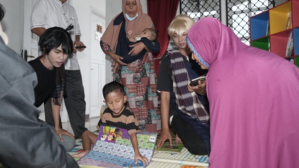 Conan Fans Club Indonesia berbagi bersama para pasien di Shelter Sehati, Johar Baru, Jakarta Pusat, Ahad (16/03/2025).