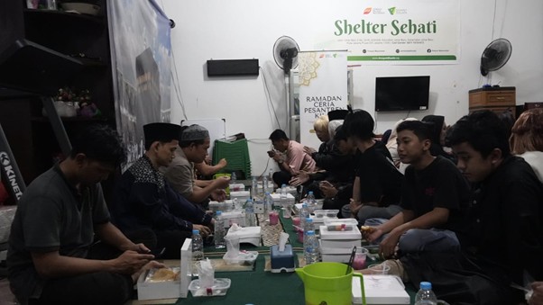 Dompet Dhuafa dan Conan Fans Club Indonesia berbuka bersama dengan para pasien di Shelter Sehati, Johar Baru, Jakarta Pusat, Ahad (16/03/2025).