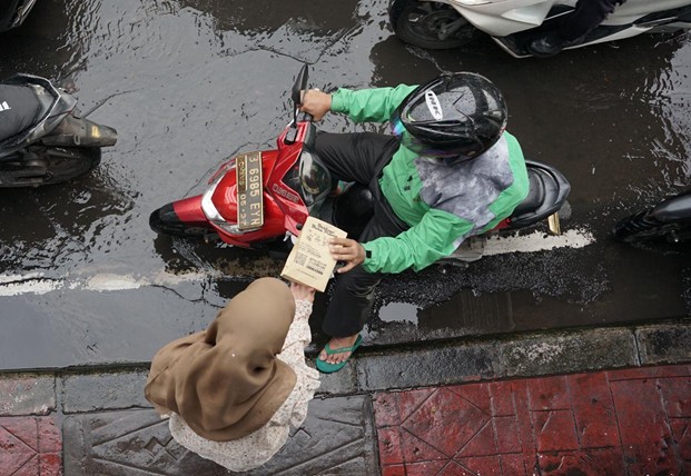 berbagi takjil1 dompet dhuafa Insan Dompet Dhuafa berbagi 500 takjil untuk para pengendara dan pejalan kaki di area Philanthropy Building, Pasar Minggu, Jakarta Selatan.