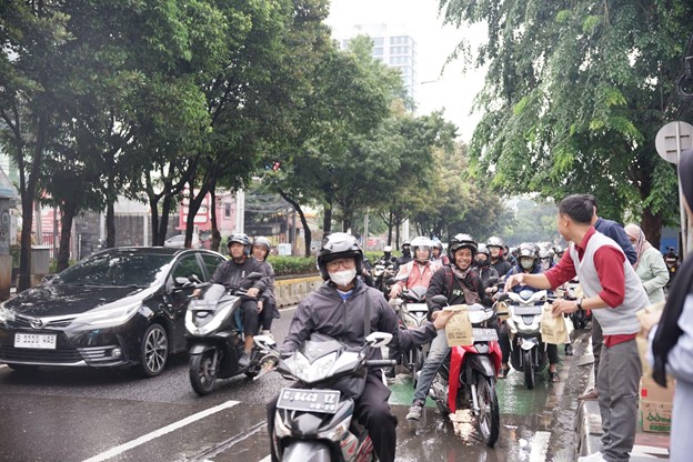 berbagi takjil2 dompet dhuafa Insan Dompet Dhuafa membagikan 500 takjil untuk para pengendara dan pejalan kaki di area Gedung Filantropi, Pasar Minggu, Jakarta Selatan.