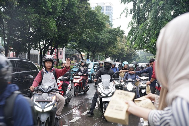berbagi takjil4 dompet dhuafa Insan Dompet Dhuafa membagikan 500 takjil untuk para pengendara dan pejalan kaki di area Gedung Filantropi, Pasar Minggu, Jakarta Selatan.