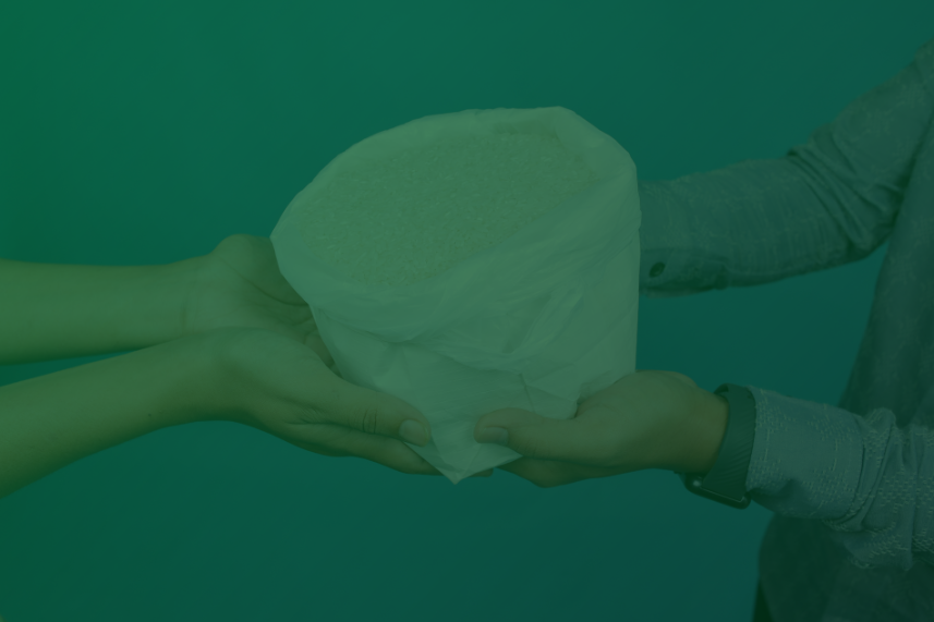 cover web blog 12 dompet dhuafa Foto menggambarkan pemberian beras dari satu orang ke orang yang lain, ini mengilustrasikan cara menyalurkan zakat fitrah di bulan Ramadan.