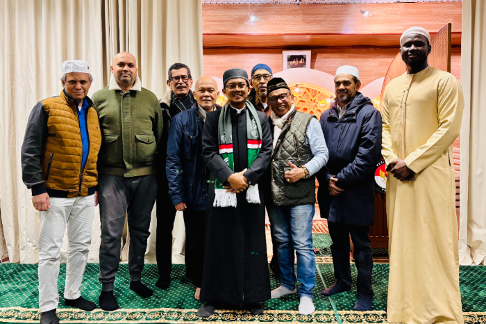 dai ambassador 2025 penugasan prancis 1 dompet dhuafa Ustaz Ahmad Zulfiqar bersama jemaah WNI dan diaspora Paris, Prancis.