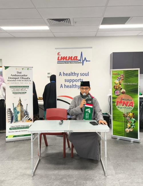 Ustaz Muhammad Nur Khalim, Dai Ambassador Dompet Dhuafa penugasan Australia, memberi kajian sebelum berbuka puasa di acara komunitas IMNA.