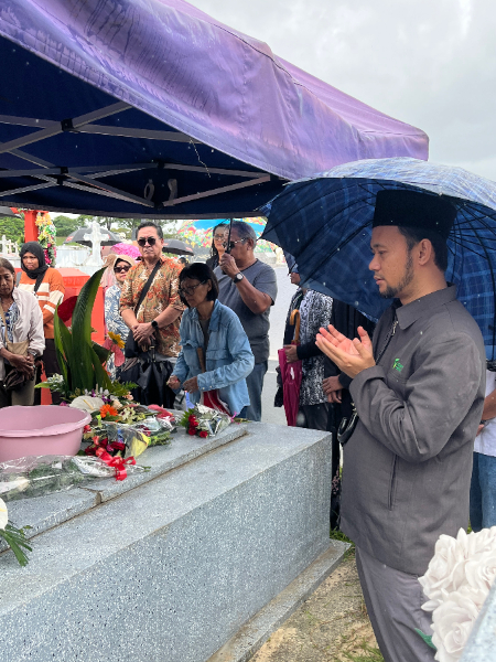 dai ambassador dompet dhuafa di kaledonia baru 2 dompet dhuafa Dai Ambassador Dompet Dhuafa, Ustaz Basyir Arif, memimpin doa pada prosesi pemakaman salah satu jemaah WNI di Kaledonia Baru.