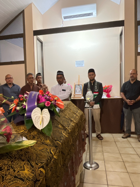 dai ambassador dompet dhuafa di kaledonia baru 3 dompet dhuafa Dai Ambassador Dompet Dhuafa, Ustaz Basyir Arif, menghadiri pemakaman salah satu jemaah WNI di Kaledonia Baru.