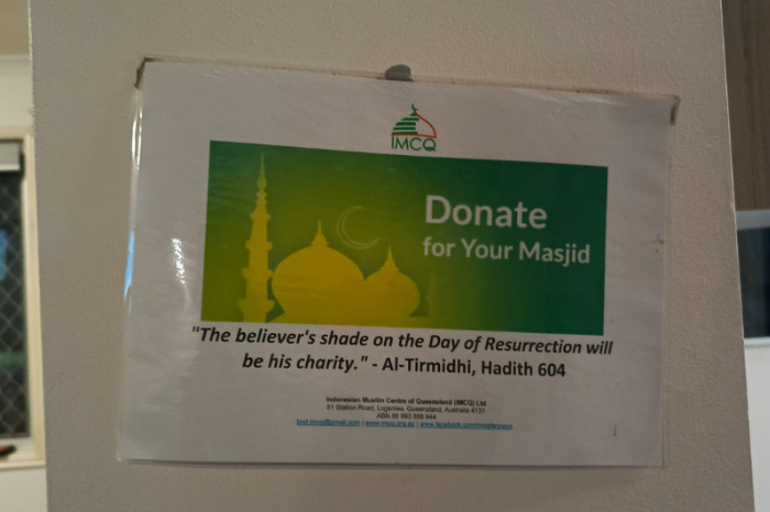 dai ambassador penugasan australia 4 dompet dhuafa Flyer yang ditempel di dinding masjid sebagai pengingat untuk bersedekah.