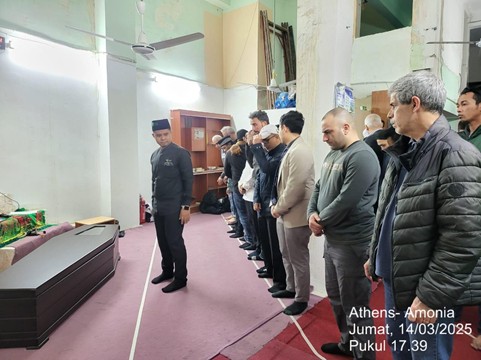 dai ambassador penugasan yunani2 dompet dhuafa Salat jenazah Ibu Mardiyah di Masjid Bangladesh yang diimami oleh Ustaz Abdul Ghafur, Dai Ambassador Dompet Dhuafa 2025 penugasan Yunani.