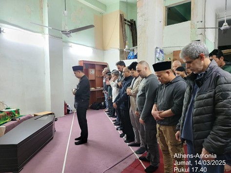 Salat jenazah Ibu Mardiyah di Masjid Bangladesh yang diimami oleh Ustaz Abdul Ghafur, Dai Ambassador Dompet Dhuafa 2025 penugasan Yunani.