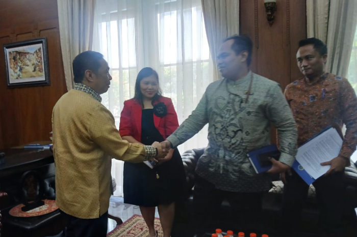 diskusi dengan wamenlu ri 5 dompet dhuafa Wamenlu RI, Anis Matta, berjabat tangan dengan Deputy Corporate Secretary Dompet Dhuafa, Dian Mulyadi.