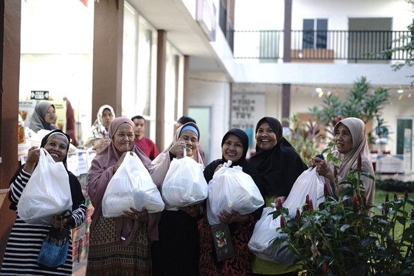 festival kampoeng ramadan 202511 dompet dhuafa Penyaluran Paket Sembako pada Festival Kampoeng Ramadhan Kampus Bisnis Umar Usman, pada Sabtu (15/3/2025) kepada lansia dan Dhuafa sekitar Tangerang Selatan.
