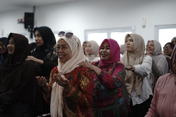 festival kampoeng ramadan 202513 dompet dhuafa Keseruan para peserta dalam Sharing Session bersama Ippho Santosa pada Festival Kampoeng Ramadhan Kampus Bisnis Umar Usman, pada Sabtu (15/3/2025).