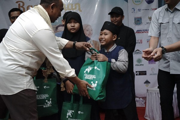 festival kampoeng ramadan 20252 dompet dhuafa Santunan bagi anak-anak yatim sebagai rangkaian acara Festival Kampoeng Ramadhan 2025.