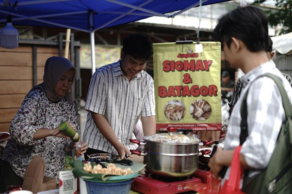 festival kampoeng ramadan 20259 dompet dhuafa Bazar UMKM dengan tenant makanan memenuhi Festival Kampoeng Ramadhan, Sabtu (19/03/2025).
