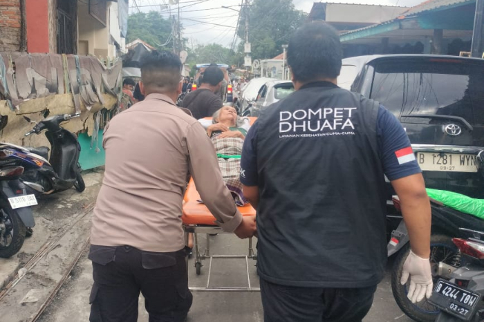banjir jabodetabek 2025 dompet dhuafa Tim RDK LKC Dompet Dhuafa mengevakuasi lansia berusia 70 tahun yang menjadi penyintas banjir Jakarta, Selasa (04/03/2025).