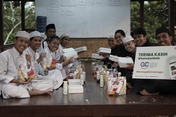 great edunesia bagikan ratusan paket buka puasa1 dompet dhuafa Aksi Kebaikan Great Edunesia menyalurkan 200 paket berbuka puasa kepada siswa marginal penghafal Al-Qur’an di sekolah SMART Ekselensia Indonesia, Parung, Bogor, pada Sabtu (01/03/2025).