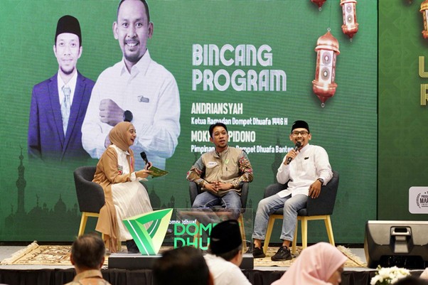 Bincang program Ramadan (ki-ka) dipandu oleh Chiki Fawzi (Relawan Spesialis Dompet Dhuafa) yang inspiratif bersama Moklas Pidono (Pimpinan Cabang Dompet Dhuafa Banten) dan Andriansyah (Ketua Ramadan 1446 H Dompet Dhuafa) pada perhelatan “Light of Ramadan 1446 H: Gathering dan Buka Puasa Bersama” para donatur, mitra kolaborator, dan media sahabat kebaikan Dompet Dhuafa di Aula At-Taqwa Sriwijaya, Jakarta Selatan, Rabu (19/03/2025).