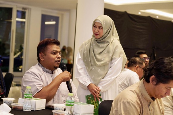 Benu Buloe, Host Kompas TV Program Cerita Rasa selaku Media Kolaborator Dompet Dhuafa memberikan testimoninya pada perhelatan “Light of Ramadan 1446 H: Gathering dan Buka Puasa Bersama” para donatur, mitra kolaborator, dan media sahabat kebaikan Dompet Dhuafa di Aula At-Taqwa Sriwijaya, Jakarta Selatan, Rabu (19/03/2025).