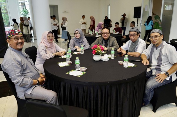Donatur Dompet Dhuafa memberikan testimoninya pada perhelatan “Light of Ramadan 1446 H: Gathering dan Buka Puasa Bersama” para donatur, mitra kolaborator, dan media sahabat kebaikan Dompet Dhuafa di Aula At-Taqwa Sriwijaya, Jakarta Selatan, Rabu (19/03/2025).
