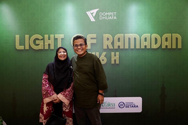 Hidayat (kanan) dan Istri, Yayan Hadijah (kiri) selaku Donatur Dompet Dhuafa memberikan testimoninya pada perhelatan “Light of Ramadan 1446 H: Gathering dan Buka Puasa Bersama” para donatur, mitra kolaborator, dan media sahabat kebaikan Dompet Dhuafa di Aula At-Taqwa Sriwijaya, Jakarta Selatan, Rabu (19/03/2025).