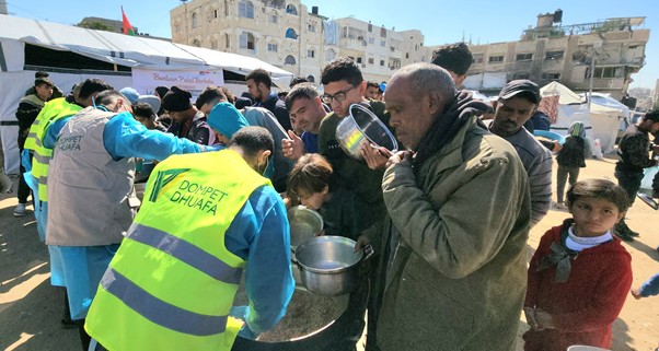 gaza palestina1 dompet dhuafa Warga Gaza, Palestina, bergantian mengambil makanan hangat yang telah disiapkan oleh Tim Dompet Dhuafa.
