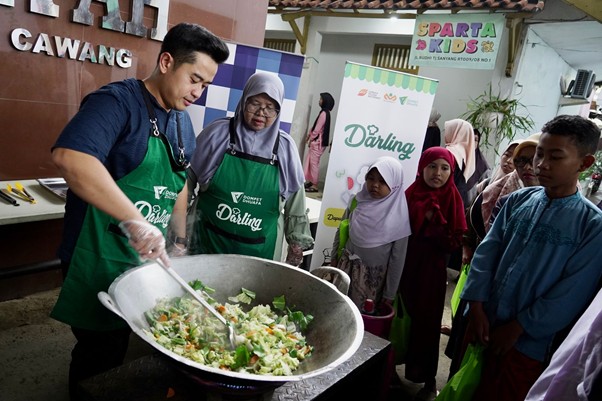 Chef Bukhori, jebolan Master Chef Indonesia Season 5, menyiapkan hidangan spesial untuk berbuka puasa bersama warga Tanjung Sanyang.
