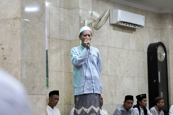 Muhammad Khotib, Ketua Pengurus DKM Masjid Al Hidayah Cawang mewakili warga Tanjung Sanyang memberikan apresiasi kepada Dompet Dhuafa dalam rangkaian Grebek Kampung Ramadan 1446 H di Masjid Al Hidayah Jalan Tanjung Sanyang RT 06/RW 08, Cawang, Jakarta Timur yang berlangsung pada Kamis (21/03/2025).