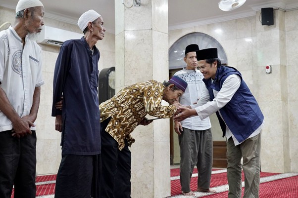 Ust. Ahmad Pranggono selaku Ketua Cordofa Dompet Dhuafa memberikan santunan untuk lansia dhuafa dalam rangkaian Grebek Kampung Ramadan 1446 H di Masjid Al Hidayah Jalan Tanjung Sanyang RT 06/RW 08, Cawang, Jakarta Timur yang berlangsung pada Kamis (21/03/2025).