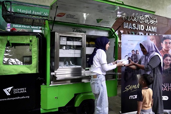 Pendistribusian menu makanan berbuka puasa oleh Darling Dompet Dhuafa dan MD TV dalam rangkaian Grebek Kampung Ramadan 1446 H di Masjid Al Hidayah Jalan Tanjung Sanyang RT 06/RW 08, Cawang, Jakarta Timur yang berlangsung pada Kamis (21/03/2025).
