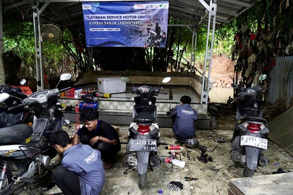 Servis Motor Gratis oleh IK Dompet Dhuafa dalam rangkaian Grebek Kampung Ramadan 1446 H di Masjid Al Hidayah Jalan Tanjung Sanyang RT 06/RW 08, Cawang, Jakarta Timur yang berlangsung pada Kamis (21/03/2025).