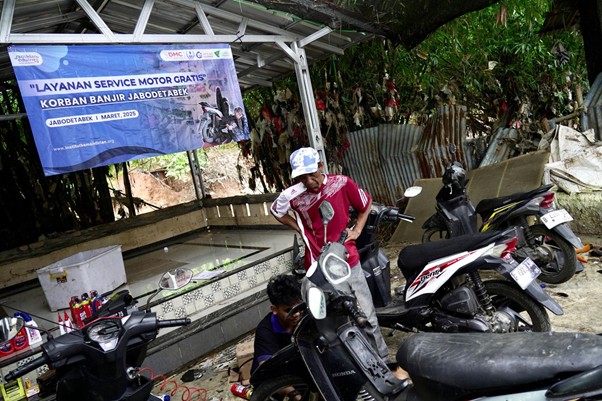 Khaerudin, penerima manfaat penyintas banjir Jakarta memantau Servis Motor Gratis oleh IK Dompet Dhuafa dalam rangkaian Grebek Kampung Ramadan 1446 H di Masjid Al Hidayah Jalan Tanjung Sanyang RT 06/RW 08, Cawang, Jakarta Timur yang berlangsung pada Kamis (21/03/2025).