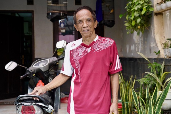 Khaerudin, penerima manfaat penyintas banjir Jakarta memantau Servis Motor Gratis oleh IK Dompet Dhuafa dalam rangkaian Grebek Kampung Ramadan 1446 H di Masjid Al Hidayah Jalan Tanjung Sanyang RT 06/RW 08, Cawang, Jakarta Timur yang berlangsung pada Kamis (21/03/2025).