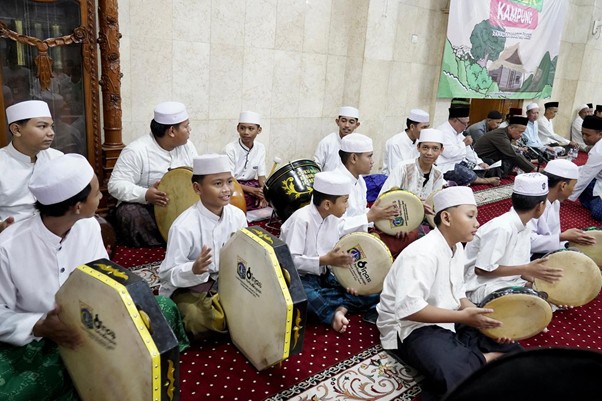 Pengajian, maulid Nabi dan penampilan Hadroh dalam rangkaian Grebek Kampung Ramadan 1446 H di Masjid Al Hidayah Jalan Tanjung Sanyang RT 06/RW 08, Cawang, Jakarta Timur yang berlangsung pada Kamis (21/03/2025).