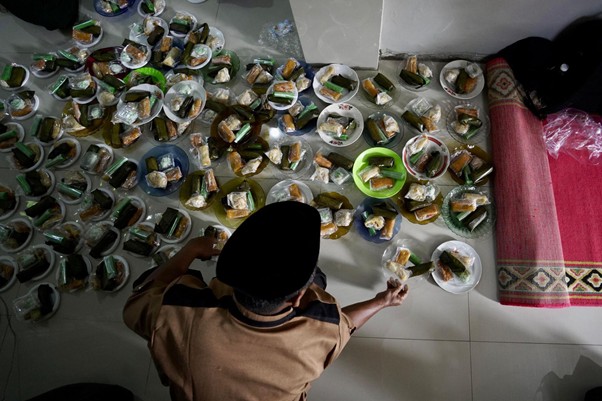 Persiapan berbuka puasa bersama warga Kampung Ciboleger, di Masjid Al-Imran, Desa Bojong Menteng, Kecamatan Leuwidamar, Lebak, pada Senin (24/03/2025).