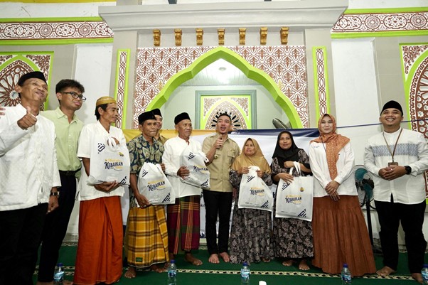 Penyaluran bantuan paket berkah Ramadan oleh perwakilan BPKH, Dompet Dhuafa, bersama Bupati serta Kepala Desa Lebak kepada warga Kampung Ciboleger, di Masjid Al-Imran, Desa Bojong Menteng, Kecamatan Leuwidamar, Lebak, pada Senin (24/03/2025).
