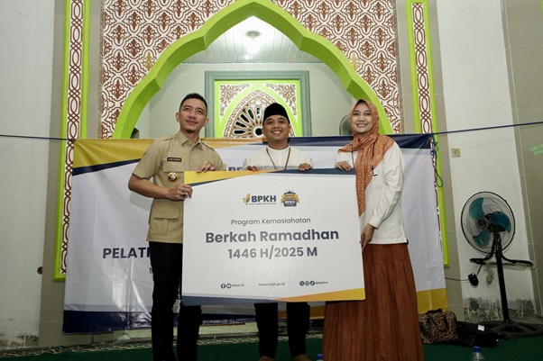 Ki-ka: Hasbi Jayabaya selaku Bupati Lebak, Ahmad Faqih selaku General Manager Resources Mobilization Dompet Dhuafa, dan Indriayu Afriana selaku Kepala Divisi Pelaksana Monitoring & Evaluasi BPKH, dalam seremonial launching program pelatihan teknisi AC sekaligus berbuka puasa bersama di wilayah Baduy Luar Masjid Al-Imron, Kampung Ciboleger, Desa Bojong Menteng, Kecamatan Leuwidamar, Lebak, pada Senin (24/03/2025).