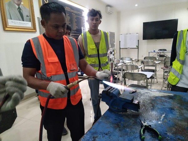 Ahmad Satibi (kiri) bersama para peserta pelatihan teknisi AC angkatan ke-8 IK Dompet Dhuafa & BPKH dalam pelatihan praktik langsung bersama Panasonic Gobel di Jakarta Timur, Maret 2025.