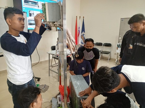 Para peserta pelatihan teknisi AC angkatan ke-8 IK Dompet Dhuafa & BPKH dalam pelatihan praktik langsung bersama Panasonic Gobel di Jakarta Timur, Maret 2025.
