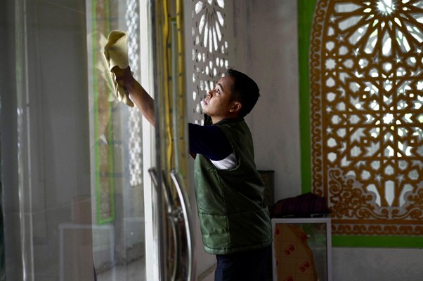 Ahmad Satibi (37), salah satu peserta pelatihan teknisi AC angkatan ke-8 IK Dompet Dhuafa & BPKH, turut melakukan Aksi Bersih Masjid Al-Imron, Kampung Ciboleger, Desa Bojong Menteng, Kecamatan Leuwidamar, Lebak, pada Senin (24/03/2025).