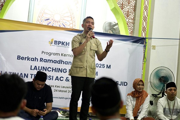 Hasbi Jayabaya selaku Bupati Lebak (tengah) memberi sambutan dalam seremonial launching program pelatihan teknisi AC sekaligus berbuka puasa bersama di wilayah Baduy Luar Masjid Al-Imron, Kampung Ciboleger, Desa Bojong Menteng, Kecamatan Leuwidamar, Lebak, pada Senin (24/03/2025).