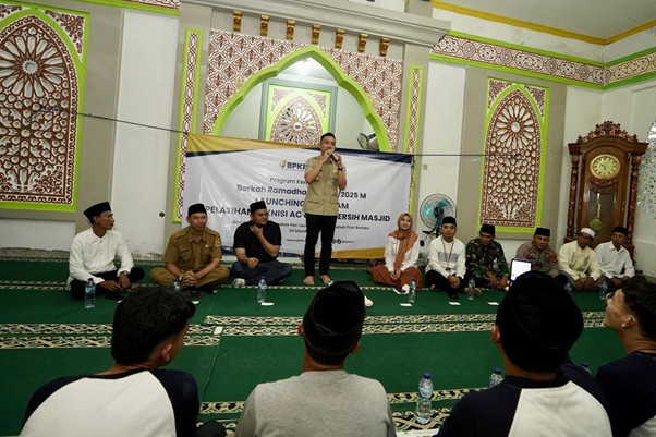 Hasbi Jayabaya selaku Bupati Lebak (tengah) memberi sambutan dalam seremonial launching program pelatihan teknisi AC sekaligus berbuka puasa bersama di wilayah Baduy Luar Masjid Al-Imron, Kampung Ciboleger, Desa Bojong Menteng, Kecamatan Leuwidamar, Lebak, pada Senin (24/03/2025).